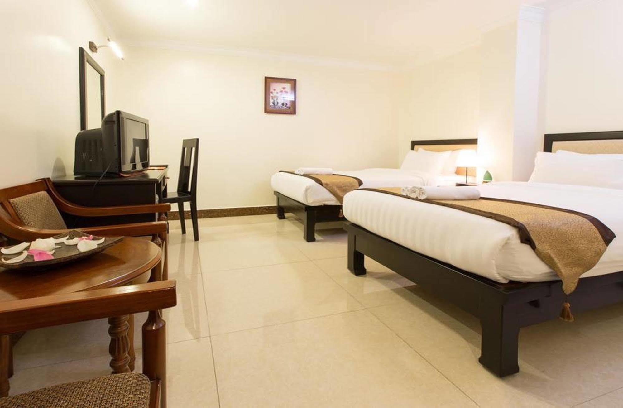 Cardamom Hotel & Apartment Phnom Penh Esterno foto