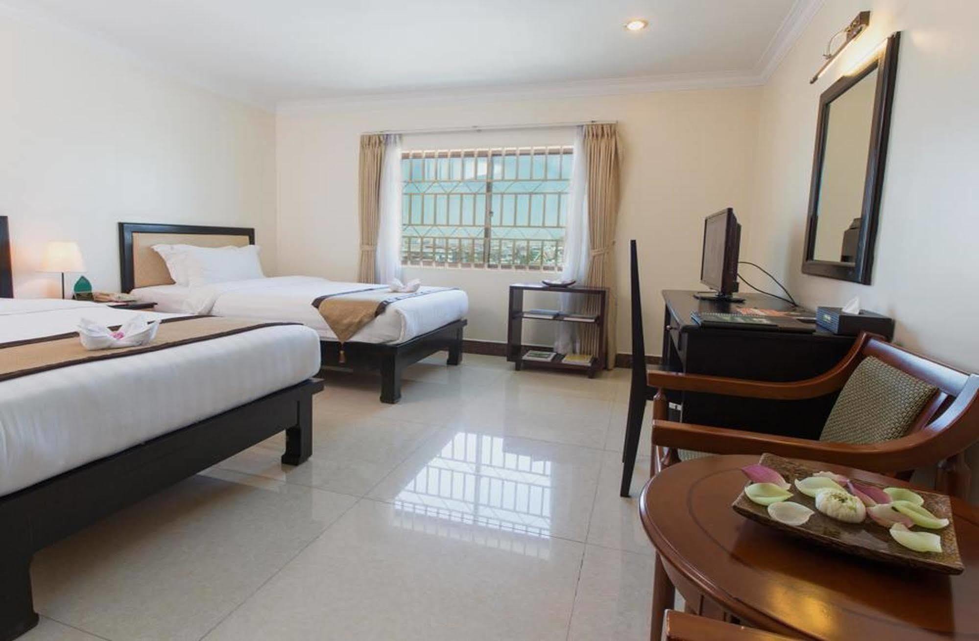 Cardamom Hotel & Apartment Phnom Penh Esterno foto