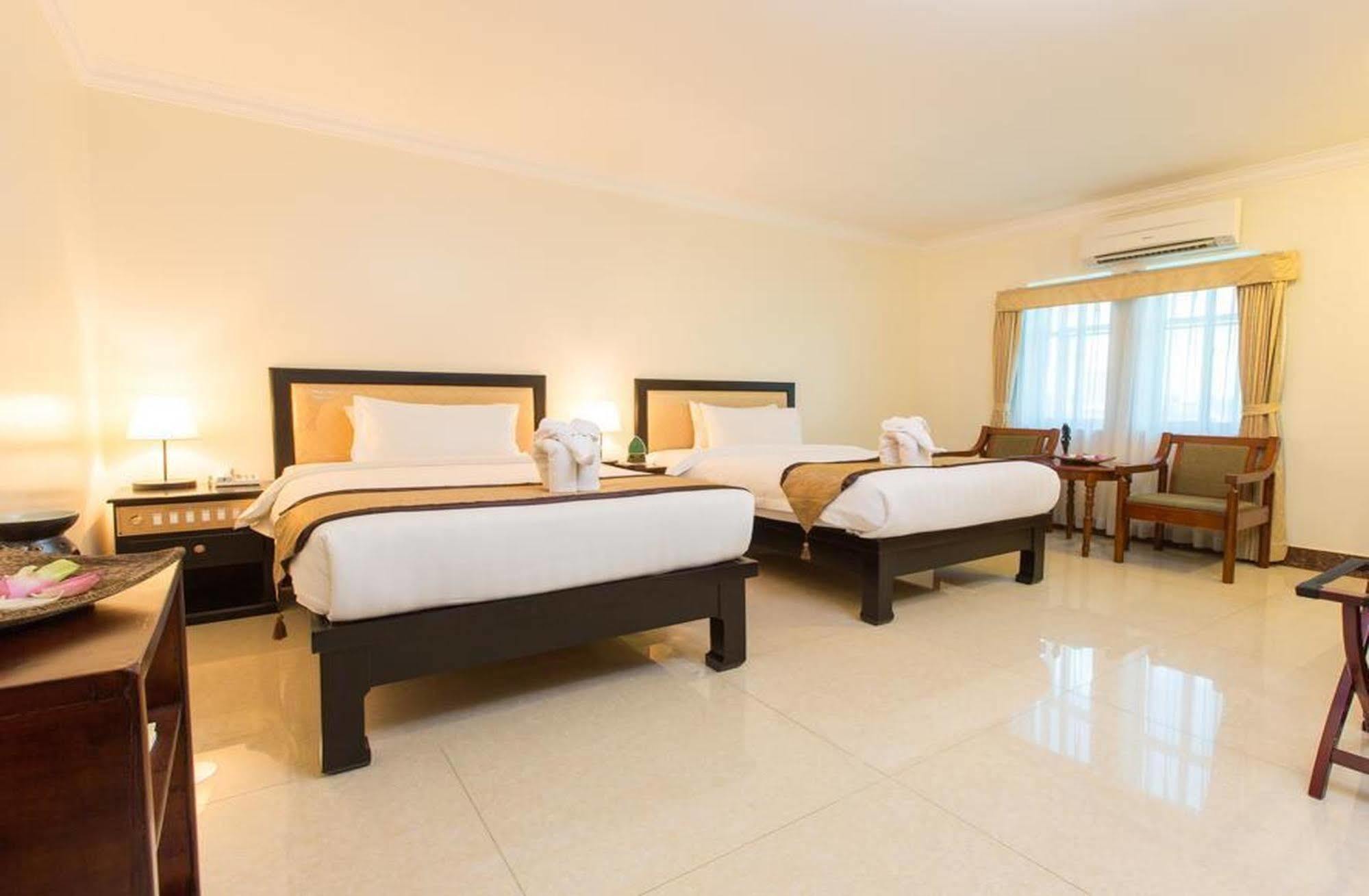 Cardamom Hotel & Apartment Phnom Penh Esterno foto