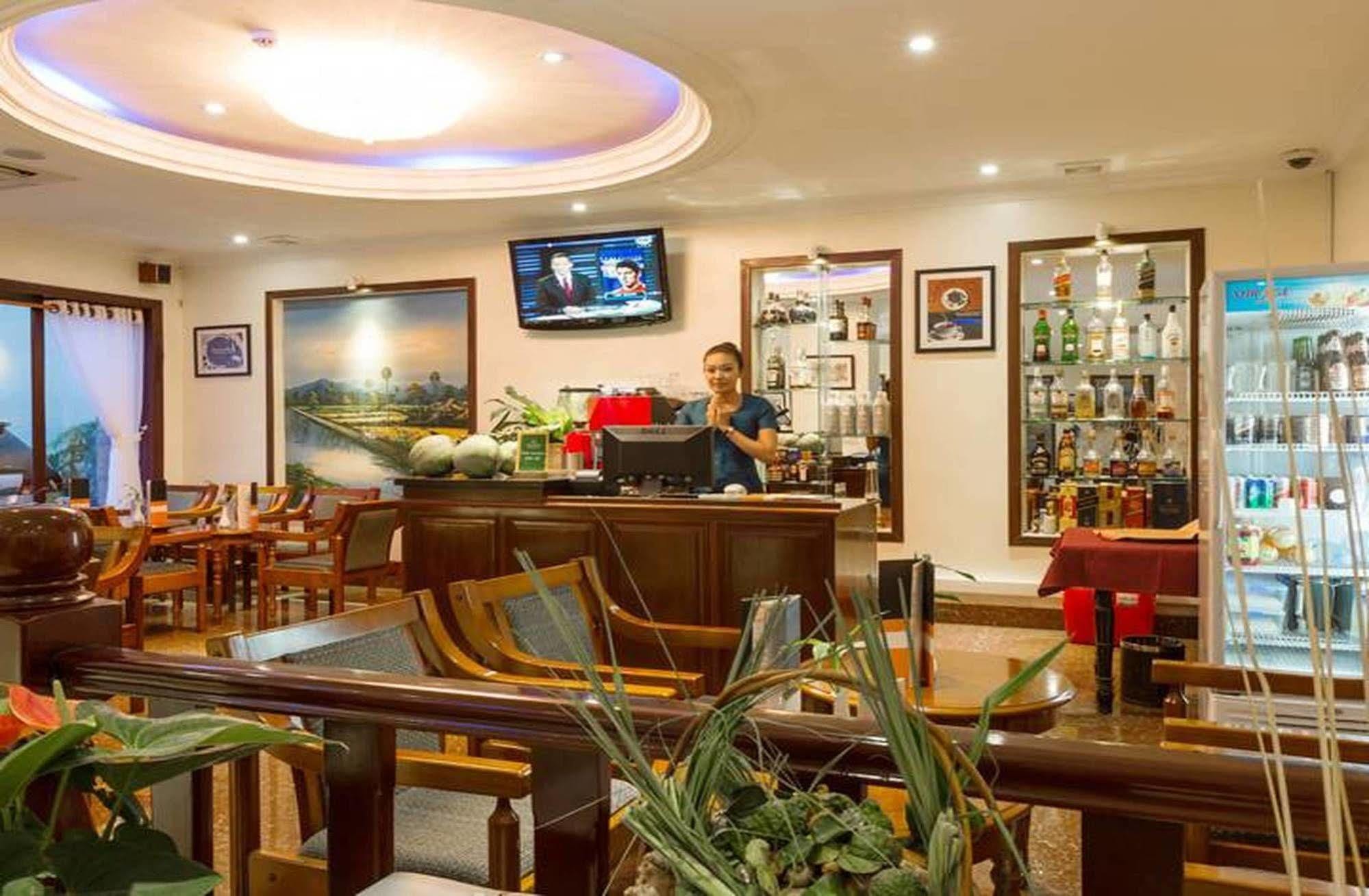 Cardamom Hotel & Apartment Phnom Penh Esterno foto