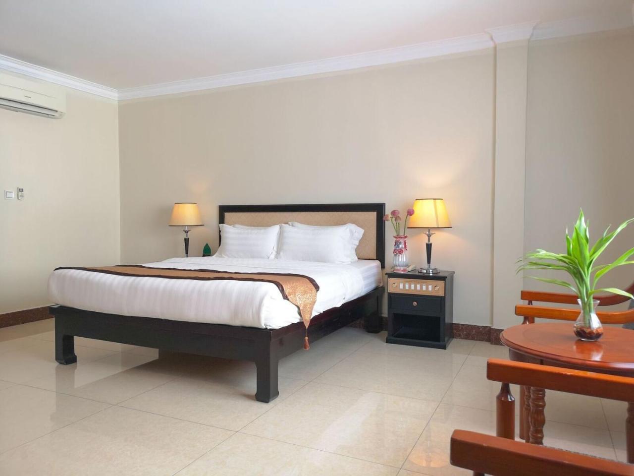 Cardamom Hotel & Apartment Phnom Penh Esterno foto