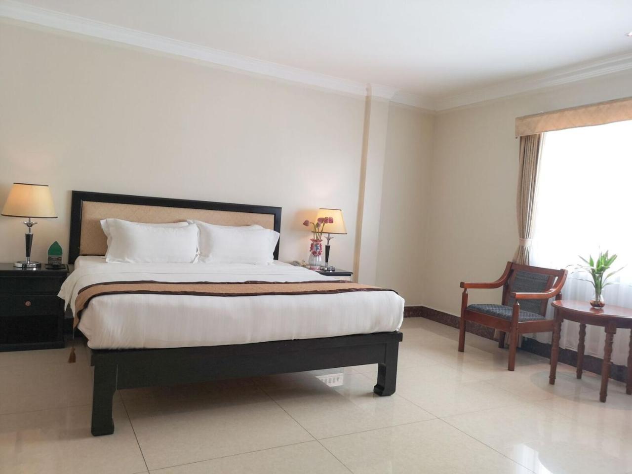 Cardamom Hotel & Apartment Phnom Penh Esterno foto