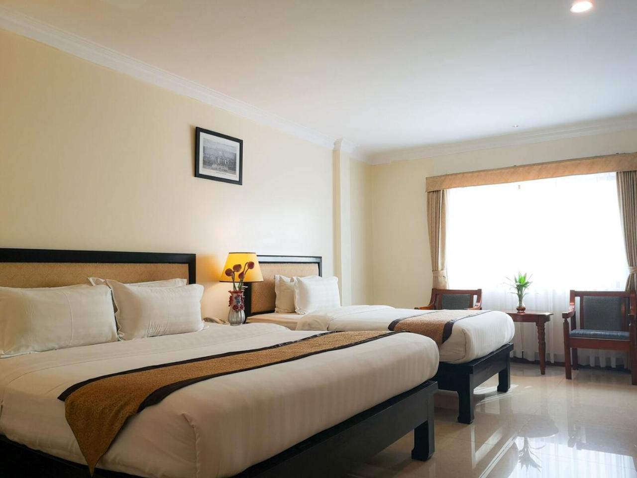 Cardamom Hotel & Apartment Phnom Penh Esterno foto
